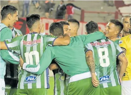  ?? PRENSA SAN MIGUEL ?? Abrazos. Los dirigentes de San Miguel, de Primera B, dejaron en libertad a todo su plantel.