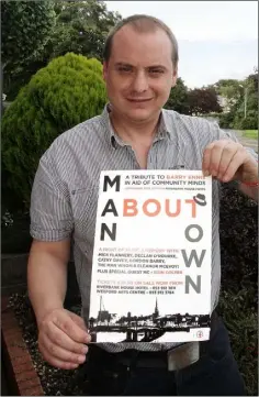  ??  ?? Barry’s brother Mark with a poster advertisin­g the event at the Riverbank House Hotel this coming Friday night (September 15).