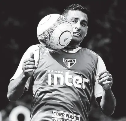  ?? Marcello Zambrana - 19.jan.18/Agif ?? O meia-atacante Diego Souza participa do treino do São Paulo no CT da Barra Funda; o camisa 9 realiza ensaio tático na equipe titular e deve começar a partida contra o Mirassol, amanhã, na casa do adversário