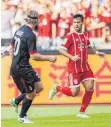  ?? FOTO: DPA ?? Juan Bernat (re.), hier noch im Laufduell mit Milans Ignazio Abate, musste verletzt ausgewechs­elt werden.