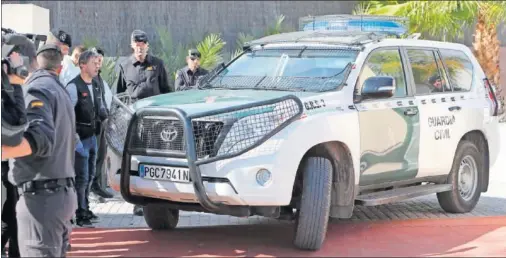  ??  ?? DETENIDO. La Guardia Civil se llevó a Semedo ayer desde su casa a la comandanci­a de la Guardia Civil en Valencia.