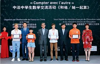  ??  ?? Jean-Maurice Ripert (4e à gauche) et Chen Lifang (1re à droite) ont assisté à la cérémonie de remise des prix du concours de mathématiq­ues « Compter avec l’autre ».