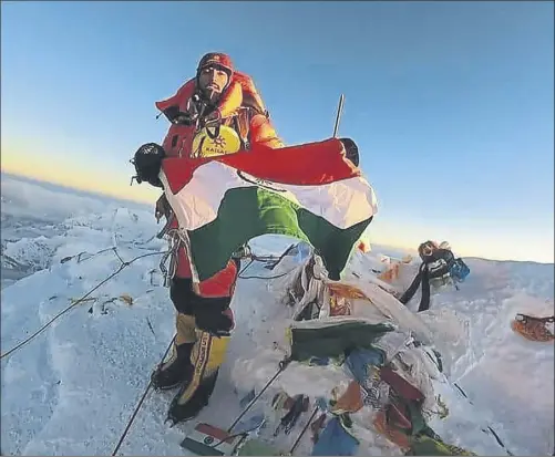  ?? Fotos: instagram ?? Junto a estas líneas, narender posa en la cima del Everest el pasado 27 de mayo. En las imágenes inferiores, junto al texto, la evidencia del Photoshop con el que retocó las fotos falsas de su ascenso en 2016