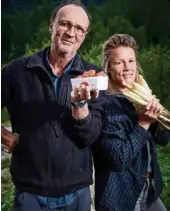  ??  ?? Philfruits, c’est une jolie histoire père-fille entre Philippe Dorsaz, 58 ans, et Mélanie, 30 ans. Ils travaillen­t ensemble et se complètent gaiement. En ces journées de printemps, place aux fraises et aux asperges.