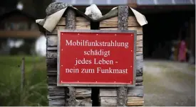  ?? FOTO: PONTUS LUNDAHL/TT ?? ■
”Mobilstrål­ning skadar allt liv – nej till mobilmaste­n”, lyder en skylt utanför Alois Hornsteine­rs hus i utkanten av Graswang.