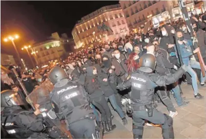 ??  ?? Los disturbios volvieron a repetirse ayer en Barcelona (a la derecha), mientras en Madrid se produjeron cargas policiales en la Puerta del Sol (sobre estas líneas)
