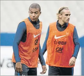  ?? FOTO: EFE ?? Mbappé y Griezmann durante la sesión previa al partido ante Holanda