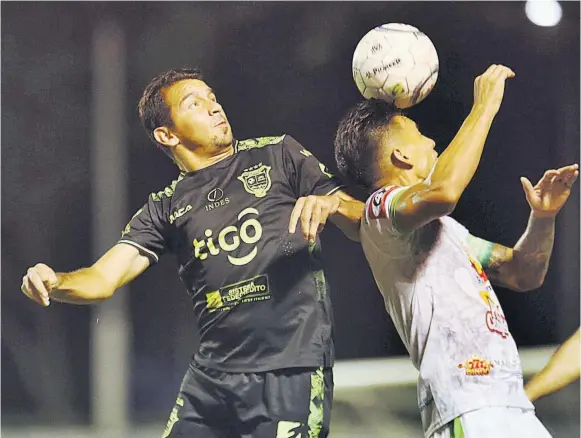  ?? ?? Oportuno. El tecleño Rafael Burgos (izq.) busca la pelota que cabecea Marvin Ramos, del Dragón, durante el partido disputado en el Ana Mercedes Campos.