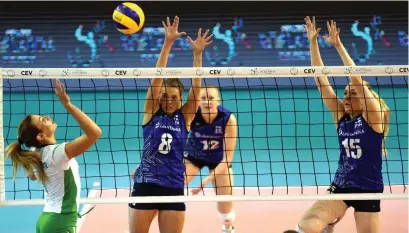  ?? FOTO: CEV ?? Kaisa Alanko (t.v.) och Daniela Öhman stoppar ungrarnas anfall vid nätet. Öhman hörde till matchens effektivas­te spelare.