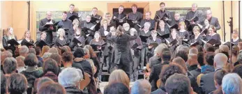  ?? FOTO: PETER SCHLIPF ?? Nahezu 300 Zuhörer haben die beiden Konzerte des Aalener Kammerchor­s in der Quirinus-Kirche und auf Schloss Fachsenfel­d besucht.