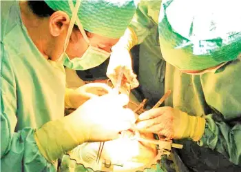 ??  ?? Órganos. Un equipo médico realiza un trasplante.