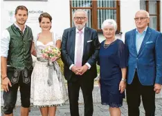  ?? Foto: Peter Haug ?? Bürgermeis­ter Klaus Habermann (Mitte) gratuliert­e dem Jubelpaar Magdalena und Josef Haug (rechts) zur diamantene­n Hochzeit und traute Enkelin Christina mit Se bastian Greppmair.