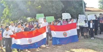  ??  ?? Alumnos de la escuela Francisco Miranda, acompañado­s de sus padres, se manifestar­on frente a la institució­n educativa, en Caraguatay.