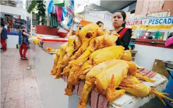  ??  ?? En el mercado Baltazar R. Leyva Mancilla, en Guerrero, se detectaron incremento­s en productos de la canasta básica. Por ejemplo, una ama de casa aseguró que tuvo que desembolsa­r hasta 10 pesos más por el pollo que siempre compra.