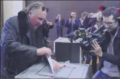  ?? (Photo AFP/RT France) ?? Parmi les citoyens russes appelés à voter hier : l’acteur Gérard Depardieu, qui a glissé son bulletin dans l’urne à l’ambassade de Russie, à Paris.