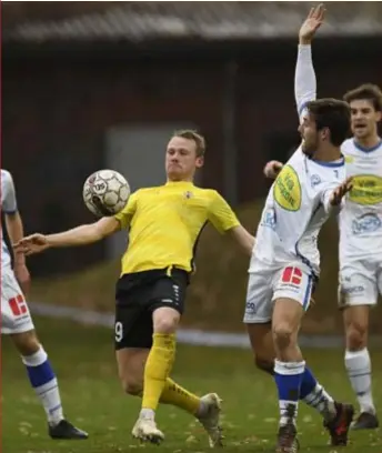  ?? FOTO GMAX ?? Thomas Vande Velde van Berchem (geel shirt) met bezoeker Dhaene.