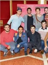  ??  ?? Tomás debutó en la obra “Lo Que Nos Une”, en El Nacional Sancor Seguros. La emoción del “Chueco” y el cálido abrazo de su hijo, aplaudido por sus amigos.