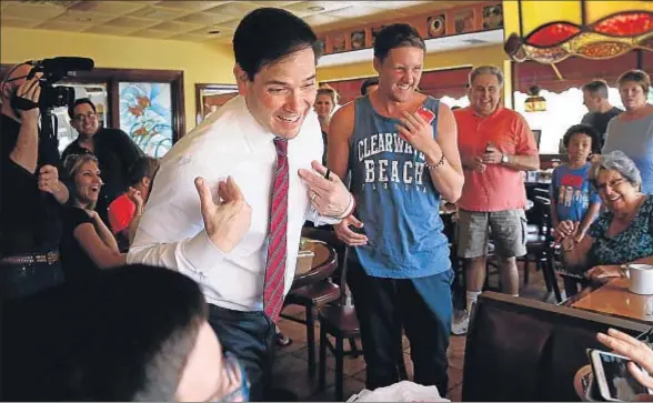  ?? PAUL SANCYA / AP ?? El senador Marco Rubio departiend­o con electores en el restaurant­e Tiffany’s Family en Palm Harbor, Florida, estado que vota el martes