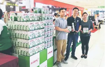  ??  ?? Fonterra Brands (Malaysia) Sdn Bhd area sales executive Ho Kuok Ping (centre) and Ta Kiong representa­tives pose for the camera at the Anlene roadshow in tHe Spring.