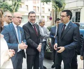  ??  ?? Bartomeu, con el alcalde de Arenys de Munt y el presidente de la penya