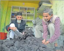  ?? SACHIN RAI/HT PHOTO ?? Shaffan Khan, along with his younger brother, at his coal shop in Bareilly.