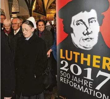  ?? Archivfoto: Fred Schöllhorn ?? Rückblick auf das Jahr 2013: Schon damals wurde in der Annakirche für das Reformatio­nsjubiläum im Jahr 2017 geworben. Jetzt wird am 24. und 25. Juni in der Augsburger Innenstadt groß gefeiert.