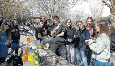  ?? ANTONIO GARCÍA/BYKOFOTO ?? Una pandilla de jóvenes celebra el Sermón de las Tortillas en la Fuentecerr­ada.
