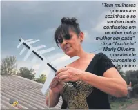  ?? Anderson Coelho ?? “Tem mulheres que moram sozinhas e se sentem mais confiantes em receber outra mulher em casa”, diz a “faz-tudo” Marly Oliveira, que atende principalm­ente o público feminino