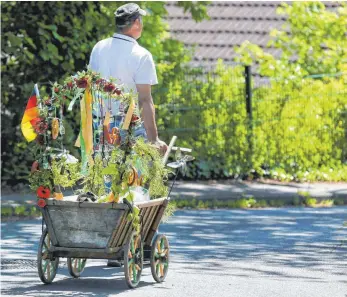  ?? SYMBOLFOTO: INA FASSBENDER/DPA ?? Touren mit dem Bollerwage­n und vielen Menschen sind auch in diesem Jahr nicht drin, doch um eine Wanderung im kleinen Kreis zu verschöner­n, hat sich der Musikverei­n Schmiechen etwas einfallen lassen.