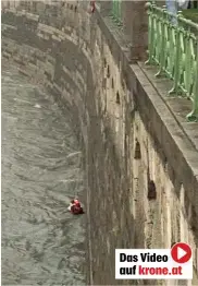  ??  ?? Touristen filmten das Drama. Die Hebebühne kam knapp vor dem Donaukanal zum Stillstand