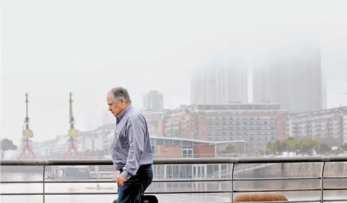  ?? FERNANDO DE LA ORDEN ?? Todo gris. En pleno Puerto Madero, ayer a la tarde. La poco frecuente combinació­n de dos tipos distintos de niebla le dio esta extraña apariencia a la Ciudad.