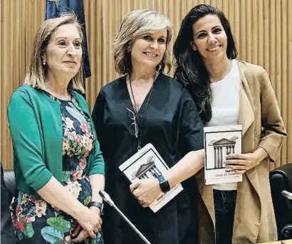  ?? DANI DUCH ?? REY ENTRE PASTORS D’esquerra a dreta, la presidenta del Congrés dels Diputats, Ana Pastor, la periodista i escriptora María Rey, i la també periodista Ana Pastor, dimarts a Madrid