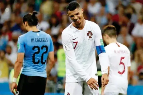  ?? EFE ?? UNA CUENTA PENDIENTE Cristiano clama venganza frente a una Uruguay muy parecida a la
actual. CR7 no logró marcar en aquel 2-1 de octavos de final que
supuso el adiós de Portugal a Rusia
2018.