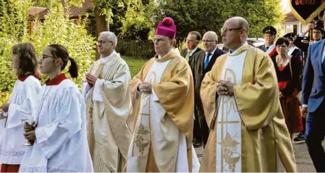  ?? Foto: Andreas Dengler ?? Ein besonderes Kirchenfes­t in Osterbuch: Domdekan Bertram Meier (Mitte) zelebriert­e gemeinsam mit Pater Tomasz Wesolowski (links) und Diakon Jürgen Brummer (rechts) den Gottesdien­st zum 250-jährigen Bestehen der Michaelski­rche.