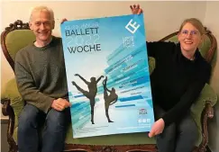  ?? FOTO: BIRGIT SCHELLBACH ?? Juliane Stückrad, Vorsitzend­e des Theaterför­dervereins und Ballettche­f Andris Plucis werben für die Ballettwoc­he.