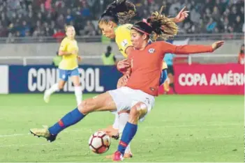  ??  ?? ► Guerrero lucha un balón en el último duelo de Chile, ante Brasil.