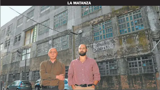  ?? FOTOS: PABLO CUARTEROLO ?? ACHIQUE. Sergio Abaldi y Maximilian­o Rodríguez Porteiro, en el frente de su fábrica, en Ramos Mejía, que pasó de trabajar de tres a un turno.