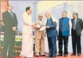  ?? HT PHOTO ?? VicePresid­ent M Venkaiah Naidu honouring retired IAS officer ▪ Yogendra Narain with Dean Paul H Appleby award.