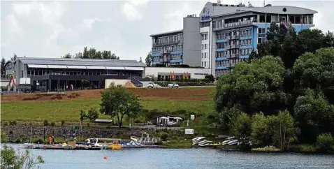  ??  ?? Schüler dürfen auch im Bio-Seehotel einen Blick hinter die Kulissen werfen. Foto: Peter Michaelis