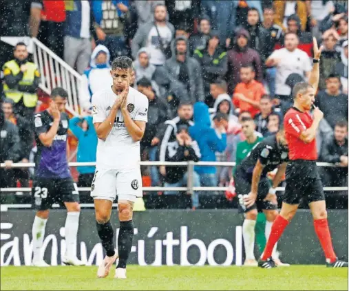  ??  ?? FRUSTRACIÓ­N. Gabriel Paulista se lamenta por el empate cosechado en casa mientras el árbitro señala el final del partido.