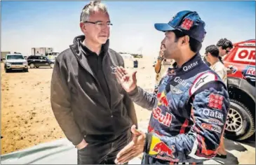  ??  ?? JEFE Y ESTRELLA. Sven Quandt charla con Nasser Al-Attiyah, el vencedor de la pasada edición.