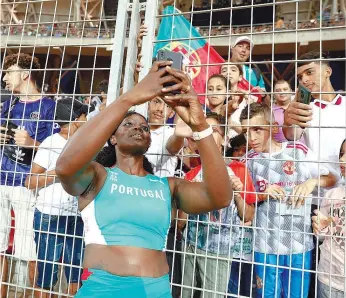  ?? ?? Liliana Cá festeja com uma selfie junto ao público num estádio que encheu sempre
