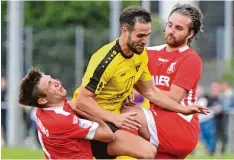  ?? Foto: Marcus Merk ?? In der Relegation zur Landesliga verlor der TSV Aindling (rot) gegen den TSV Gerst hofen. Nun sieht man sich in der Bezirkslig­a wieder.