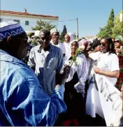  ??  ?? A l’issue de la marche blanche, un imam a dit une prière pour la jeune victime Demba Touré.