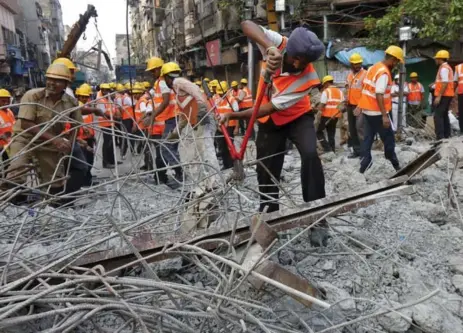  ?? RUPAK DE CHOWDHURI/REUTERS ?? A rescue worker cuts a reinforcin­g rod amid debris Thursday. Twenty-four people died and scores were injured when an overpass collapsed in Kolkata.