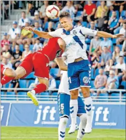  ??  ?? VIBRANTE. Tenerife y Deportivo ofrecieron un partido muy intenso.