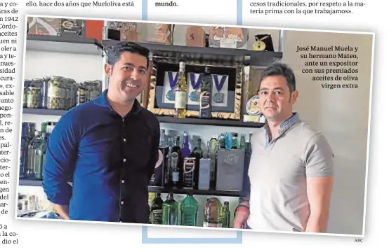  ?? ABC ?? José Manuel Muela y su hermano Mateo, ante un expositor con sus premiados aceites de oliva virgen extra