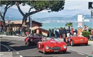  ??  ?? Coches y lugares históricos. La plaza del Campo Siena es tan emblemátic­a en las 1000 Millas como los 430 vehículos que todos los años pasan por ella. Además de las marcas conocidas, solo aquí es posible ver juntos -de arriba a abajo- estos Giannini 750 Sport (1950), Healey Westland (1950) y Cisitalia 202 Spider MM (1947), entre otros.