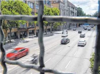  ?? FOTO: DPA ?? Problemzon­e: Am viel befahrenen Neckartor in Stuttgart ist die Luft besonders belastet.