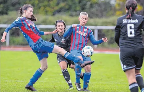  ?? FOTO: THOMAS SIEDLER ?? Nach dem Punktgewin­n gegen Urbach legten die Ellwanger Frauen gegen Gröningen/Satteldorf einen Dreier nach.